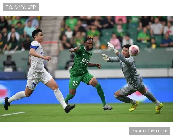 阿德本罗表现亮眼助力北京国安连胜,球队状态持续回暖 阿德本罗表现亮眼助力北京国安连胜,球队状态持续回暖