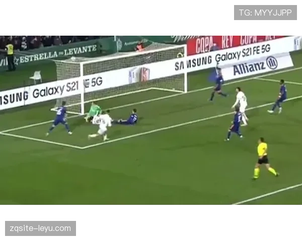 门框反弹后球是否有效?足球规则里的关键判罚细节解析 门框反弹后球是否有效?足球规则里的关键判罚细节解析