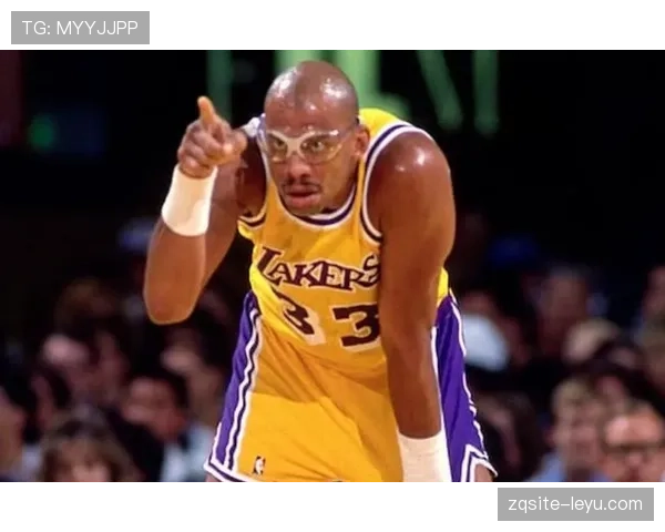 贾巴尔无球掩护制造错位，内线统治力拉开空间