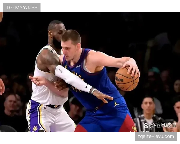 海耶斯低位强打改变防守布局，内线统治力拉开空间