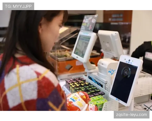 吴柳芳买菜结账那一刻，收银员盯她卡的表情真绝